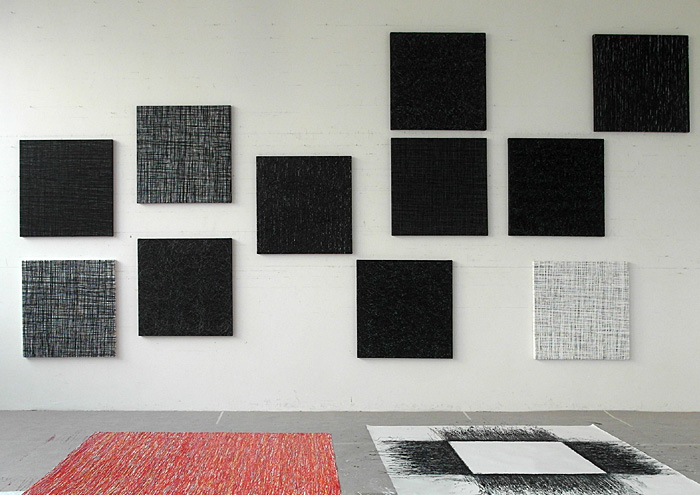 SchwarzZeichen, 2012, Atelieransicht, je70x70 cm, Acryl auf Baumwolle geworfen