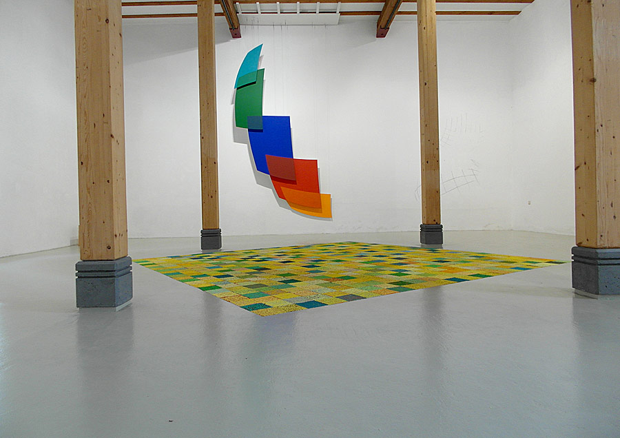 Susanne Lyner, Farbwandern 5, insitu in der Galerie Hoffmann, Ossenheimer Mühle, gelbgrün über rotblau, 410 x 410 cm, Acryl gespritzt in der Galerie Hoffmann, Friedberg
