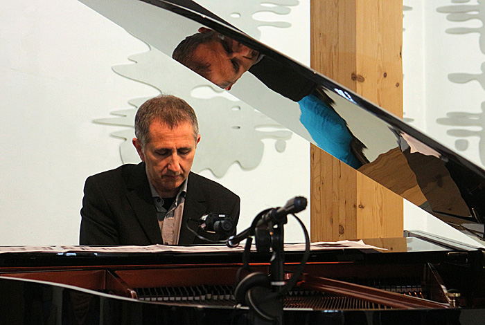 Der Maler und Musiker Nikola Dimitrov spielt Farb-Form-Klang-Improvisationen zur Ausstellungseröffnung von Susanne Lyner und Jürg Stäuble